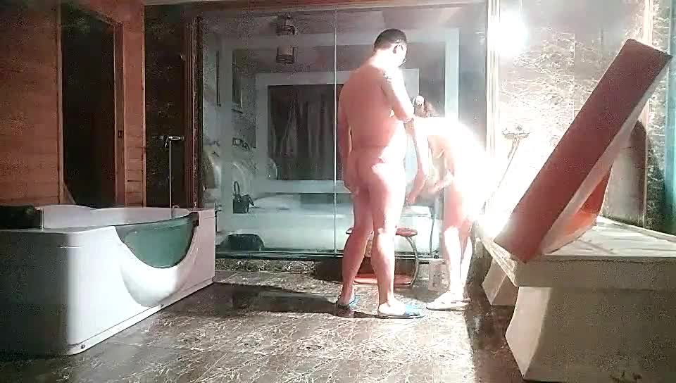 KU【探花】水疗馆女技师TP客户半套服务，洗完澡乳推磨屁股，上位骑乘摩擦舔屌，口活不错撸管射在脸上